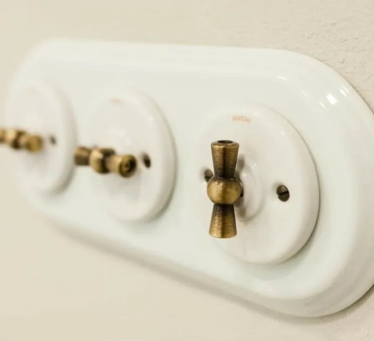 Interrupteur, Garby Colonial, Triple horizontal, Porcelaine blanc, Va-et-vient x3, Métal vieilli, L26,4cm, H17cm - Fontini