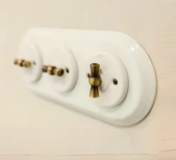 Interrupteur, Garby Colonial, Triple horizontal, Porcelaine blanc, Va-et-vient x3, Métal vieilli, L26,4cm, H17cm - Fontini