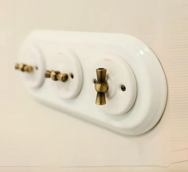 Interrupteur, Garby Colonial, Triple horizontal, Porcelaine blanc, Va-et-vient x3, Métal vieilli, L26,4cm, H17cm - Fontini