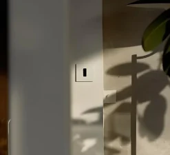 Interrupteur*Modelec Interrupteur, M, Simple, Blanc mat, Va-et-vient ou poussoir x1, Noir, L8cm, H8cm -