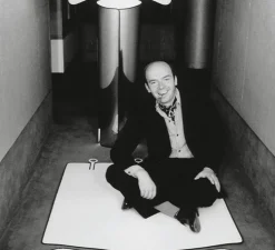 Lampadaire, Chiara, acier inox et blanc, bordure noire, L72cm, H145cm - Flos