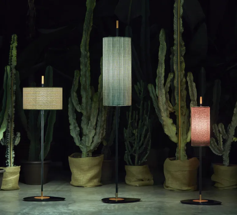 Lampadaire*Contardi Lampadaire d'extérieur, Lagoon, small, abat-jour vert Bayamo Mimosa, tissu Pierre Frey, structure laquée noire et cuivre, IP68, Ø15cm, H101,5cm - abat-jour vert Bayamo Mimosa,structure laquée noire et cuivre