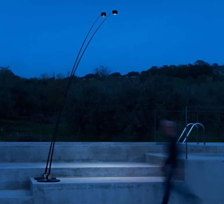 Lampadaire*Davide Groppi Lampadaire d'extérieur, Sampei 440 outdoor, , IP65, LED, 3000K, 639lm, L230cm, H366cm - noir mat