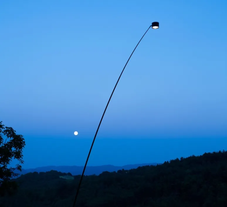 Lampadaire*Davide Groppi Lampadaire d'extérieur, Sampei 440 outdoor, , IP65, LED, 3000K, 639lm, L230cm, H366cm - noir mat