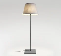 Lampadaire*Marset Lampadaire d'extérieur, TXL 2019 205, , IP65, L70cm, H204cm - Base béton, tige noir, abat-jour beige