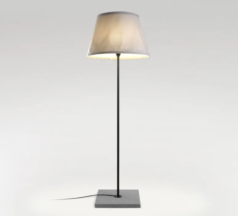 Lampadaire*Marset Lampadaire d'extérieur, TXL 2019 205, , IP65, L70cm, H204cm - Base béton, tige noir, abat-jour beige