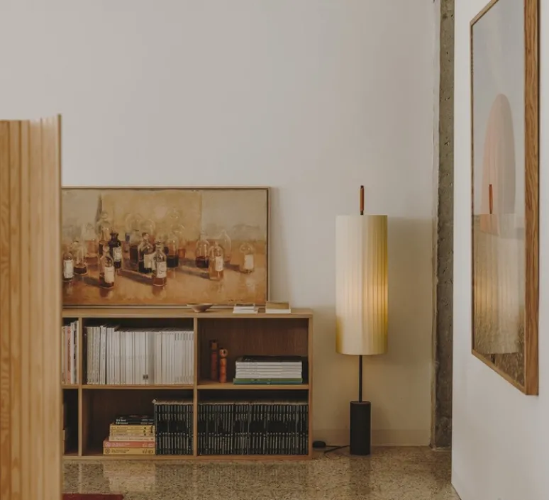 Lampadaire*Santa & Cole Lampadaire, Dorica, , L28cm, H143cm - base marron foncé, abat-jour naturel