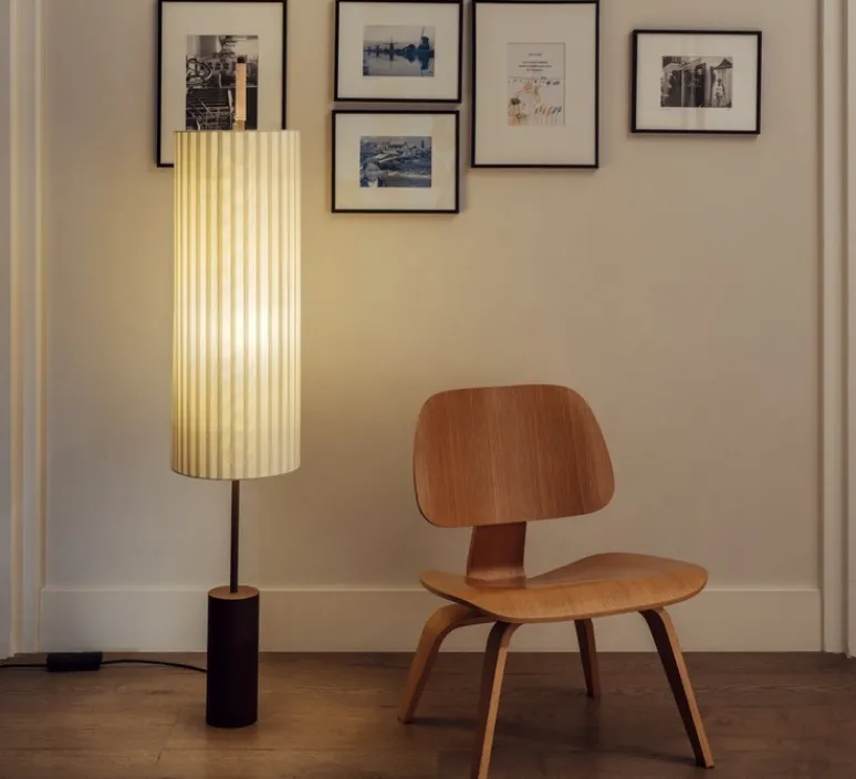 Lampadaire*Santa & Cole Lampadaire, Dorica, , L28cm, H143cm - base marron foncé, abat-jour naturel