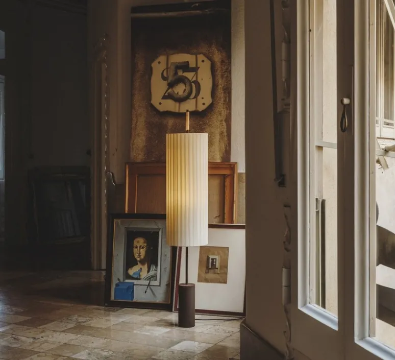 Lampadaire*Santa & Cole Lampadaire, Dorica, , L28cm, H143cm - base marron foncé, abat-jour naturel