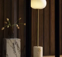 Lampadaire, JWDA, travertin, laiton, LED, 2200K, 700lm, Ø39cm, H150cm - Audo Copenhagen