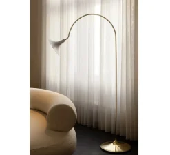 Lampadaire*Nuura Lampadaire, Petalii, , L105cm, H170cm - blanc, laiton poli