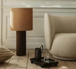 Lampadaire*Ferm Living Lampadaire, Post Solid , chêne fumé, abat-jour curry, Ø42cm, H110cm - chêne fumé, curry