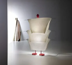 Lampadaire*Ingo Maurer Lampadaire, Walking in the Rain, , LED, dim, 2700K, 1940 lm, Ø110cm, H140cm - blanc et rouge