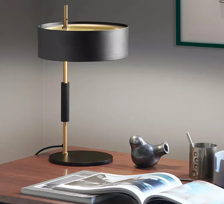 Lampe à poser, 1953, noir et or, Ø20cm, H48cm - Oluce