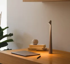 Lampe*Vibia Lampe à poser, Africa 5580, , LED, dim, 2700K, 520 lm, L5cm, H45cm - marron D1