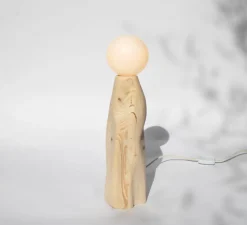 Lampe à poser, Cléo, Pin, Ø12cm, H52cm - Alice Lahana Studio