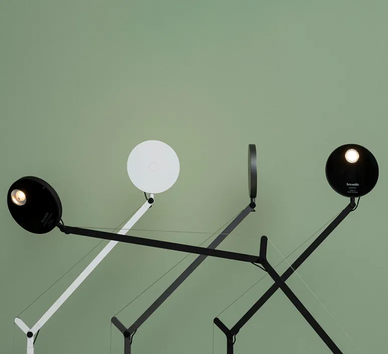 Lampe*Artemide Lampe à poser, Demetra, , LED, 3000K, 385lm, L20cm, H57-84cm - corps noir et base noire