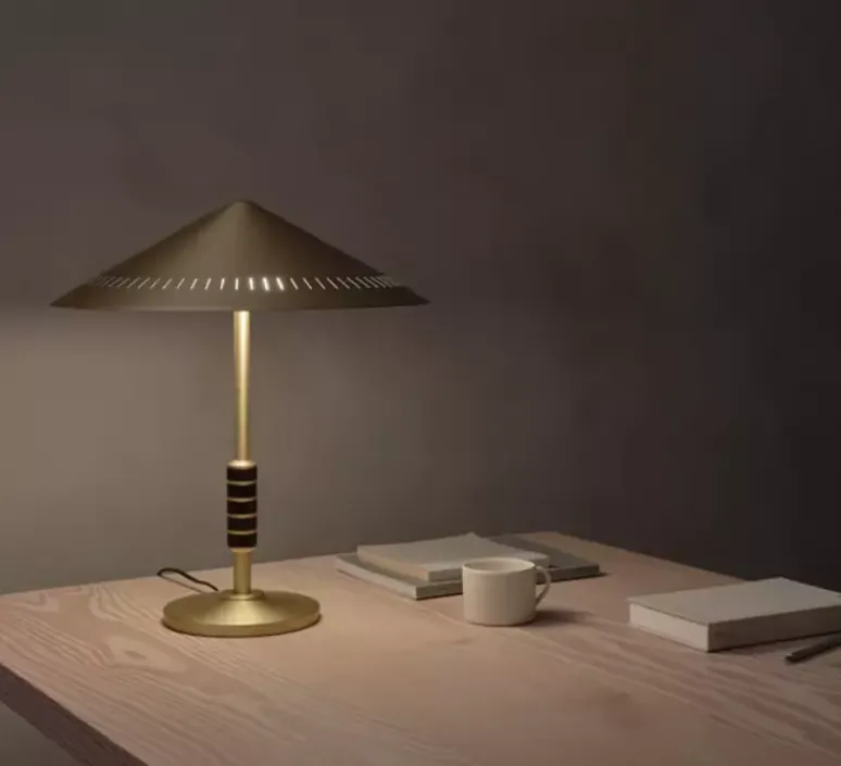 Lampe*Lyfa Lampe à poser, Governor, , Ø40,5cm, H45,4cm - laiton, noyer