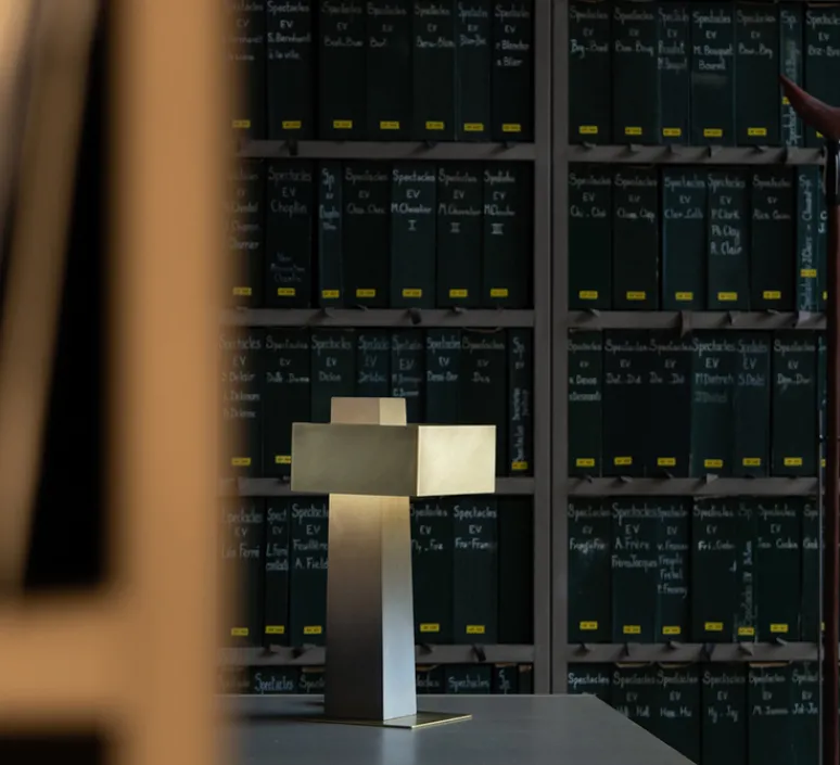 Lampe*DCW éditions Paris Lampe à poser, Iota, , Cauvet, LED, dim, 2700K, 660 lm, L23,8cm, H43,4cm - gris, or