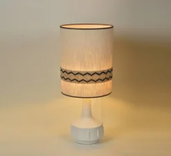 Lampe*Market Set Lampe à poser, Jimmy L, , Ø32cm, H83cm - blanc, beige et galon à motif