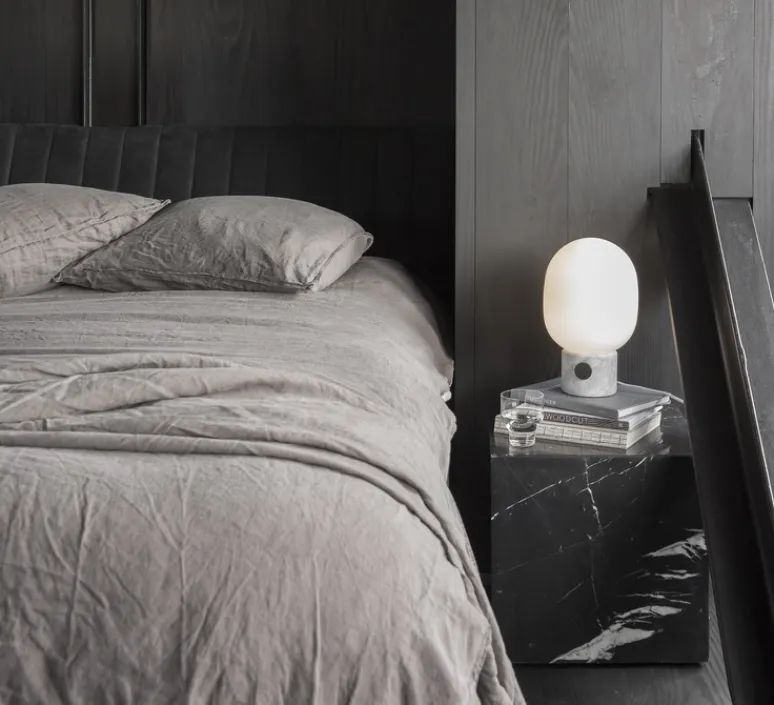 Lampe*Audo Copenhagen Lampe à poser, JWDA , , Ø19cm, H32cm - marbre blanc, opalin mat