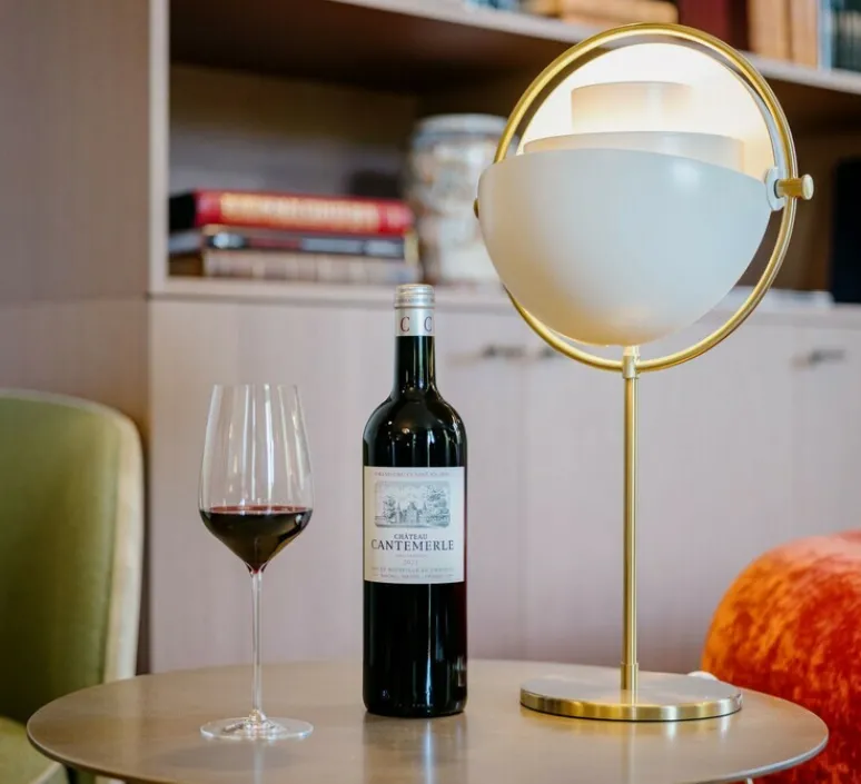 Lampe*Gubi Lampe à poser, Multi-Lite, , Ø25,5cm, H50cm - laiton et blanc