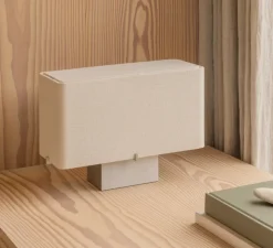 Lampe*Audo Copenhagen Lampe à poser, Nonna, , L34,5cm, H24cm - Aluminium brossé, abat-jour sable