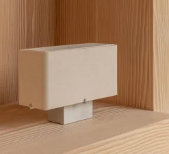 Lampe*Audo Copenhagen Lampe à poser, Nonna, , L34,5cm, H24cm - Aluminium brossé, abat-jour sable