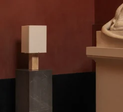 Lampe à poser, Nonna, Travertin, abat-jour sable, Ø23,5cm, H49cm - Audo Copenhagen