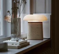 Lampe*Woud Lampe à poser, Nova, travertin , verre opalin, L27cm, H27,5cm - ivoire