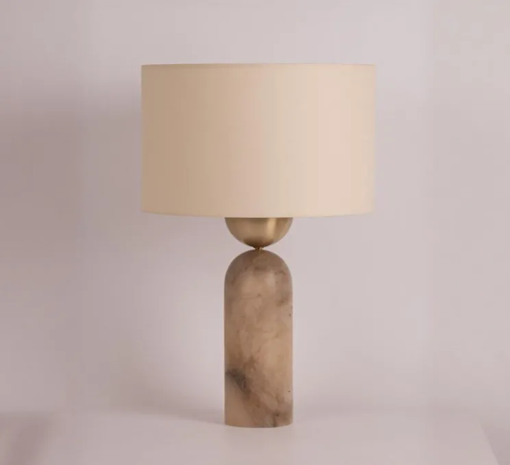 Lampe à poser, Peona, Albâtre Tobacco, câble noir, Ø40cm, H61cm - Simone & Marcel