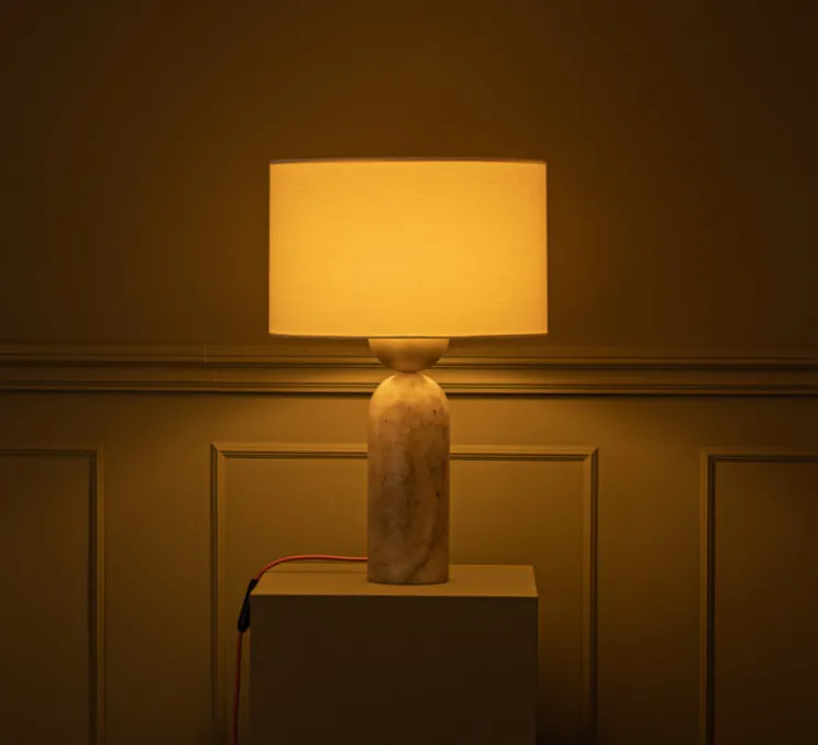 Lampe à poser, Peona, Albâtre Tobacco, câble noir, Ø40cm, H61cm - Simone & Marcel