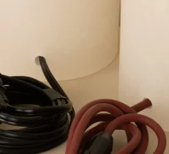 Lampe*Simone & Marcel Lampe à poser, Pipo Okla, câble noir, , Ø35cm, H60cm - Marbre blanc