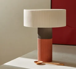 Lampe*Pott Lampe à poser, Terra Big, , IP44, LED, dim, 2700K, 1000 lm, Ø37,2cm, H48,2cm - blanc/lignes, chocolat/lignes, rouge/lignes