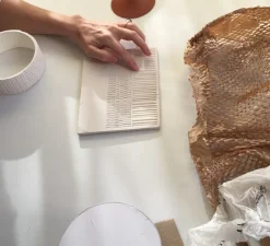 Lampe*Pott Lampe à poser, Terra Big, , IP44, LED, dim, 2700K, 1000 lm, Ø37,2cm, H48,2cm - blanc/lignes, chocolat/lignes, rouge/lignes