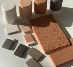 Lampe*Pott Lampe à poser, Terra Big, , IP44, LED, dim, 2700K, 1000 lm, Ø37,2cm, H48,2cm - chocolat/carve, chocolat/sablé, blanc/sablé