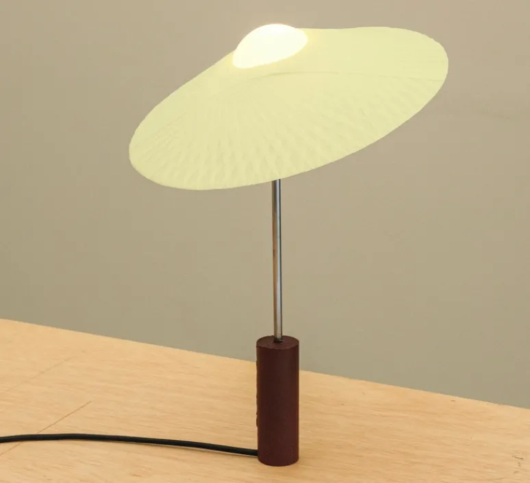 Lampe*Atelier Robotiq Lampe à poser, Tilt, , Ø30cm, H42cm - abat-jour ruban jaune, base rouge brun