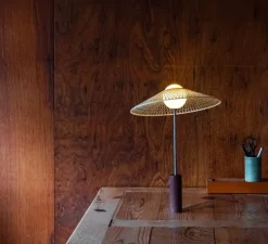 Lampe à poser, Tilt, abat-jour fibre jaune, base rouge brun, Ø30cm, H42cm - Atelier Robotiq