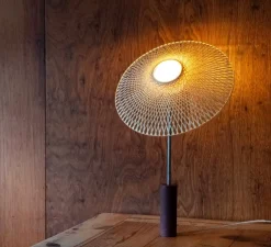 Lampe à poser, Tilt, abat-jour fibre jaune, base rouge brun, Ø30cm, H42cm - Atelier Robotiq