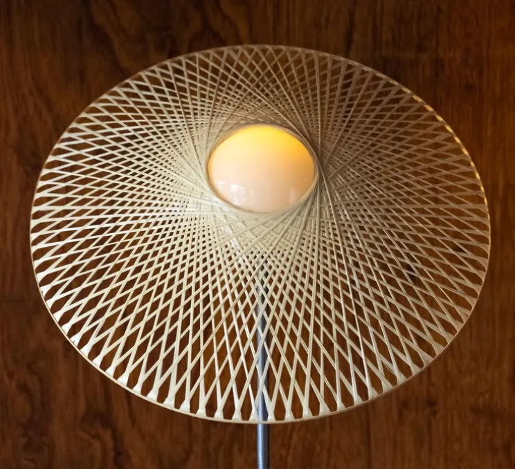 Lampe à poser, Tilt, abat-jour fibre jaune, base rouge brun, Ø30cm, H42cm - Atelier Robotiq