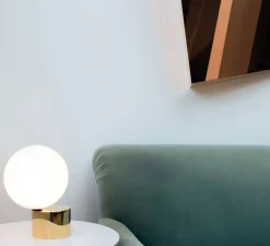 Lampe*Anastassiades Studio Lampe à poser, Tip of the Tongue, , L20,7cm, H30cm - blanc et laiton