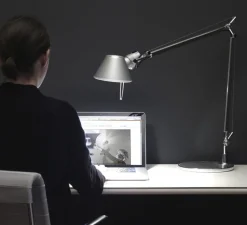 Lampe|Enfants*Artemide Lampe à poser, Tolomeo Table, Aluminium, H129cm, L122cm,3000k, 632lm- gris