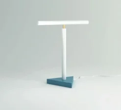 Lampe à poser, Tube with triangle, bleu, blanc, LED, 2700K, lm, L40cm, H25cm - Atelier Areti