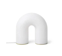 Lampe*Ferm Living Lampe à poser, Vuelta, , LED, 2700K, 265lm, L21,4cm, H21,6cm - verre opal blanc, laiton