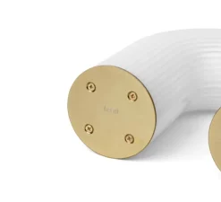 Lampe*Ferm Living Lampe à poser, Vuelta, , LED, 2700K, 265lm, L21,4cm, H21,6cm - verre opal blanc, laiton