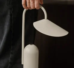 Enfants|Lampe*Ferm Living Lampe, Baladeuse, Arum, , IP44, LED, dim, 2700K, 240 lm, Ø7cm, H30cm - beige