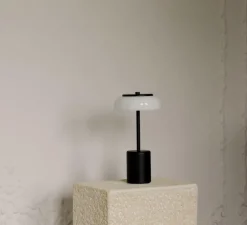 Lampe*Nuura Lampe, Baladeuse, Blossi Portable Mini, , IP65, LED, dim, 2700K, 230 lm, Ø14cm, H26,2cm - noir, opal