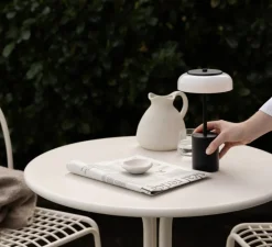 Lampe*Nuura Lampe, Baladeuse, Blossi Portable Mini, , IP65, LED, dim, 2700K, 230 lm, Ø14cm, H26,2cm - noir, opal