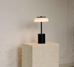 Lampe*Nuura Lampe, Baladeuse, Blossi Portable Mini, , IP65, LED, dim, 2700K, 230 lm, Ø14cm, H26,2cm - noir, opal