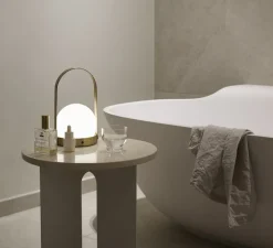 Lampe*Audo Copenhagen Lampe, baladeuse, Carrie, , LED, dim, 2700K, 380 lm, Ø13,5cm, H24,5cm - laiton brossé